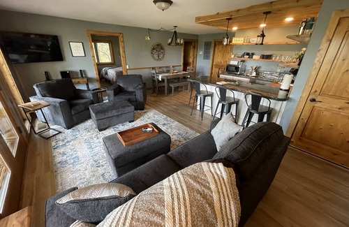 Ashland House | Premier Family Retreat at Siskiyou Mountain Place, Ashland