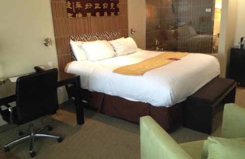 Parker Lane Hotel | Discover Comfort at Casulo Hotel with Pool and Hot Tub