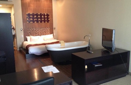 Parker Lane Hotel | Discover Comfort at Casulo Hotel with Pool and Hot Tub