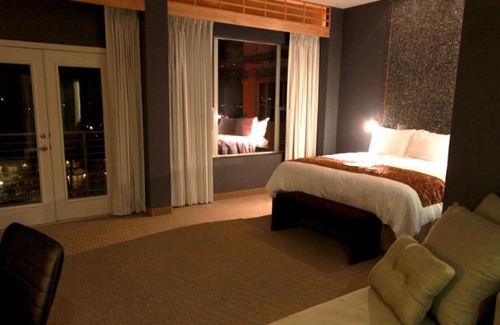 Parker Lane Hotel | Discover Comfort at Casulo Hotel with Pool and Hot Tub