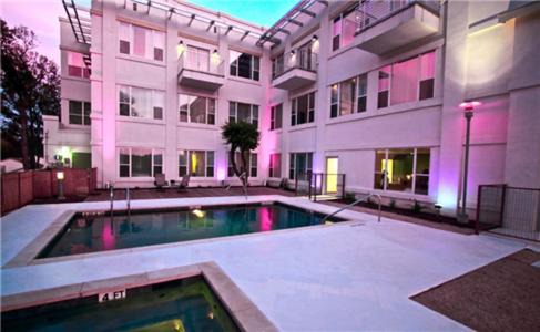 Parker Lane Hotel | Discover Comfort at Casulo Hotel with Pool and Hot Tub