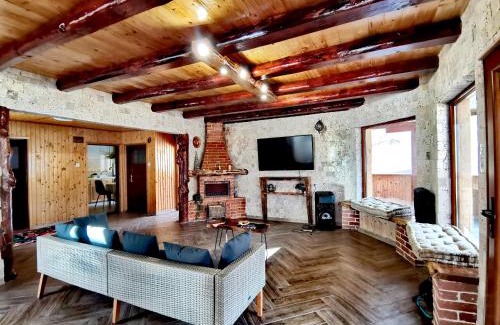 Dragoslavele Villa | Exceptional Comfort at Casuta Cu Sindrila - Family Friendly!