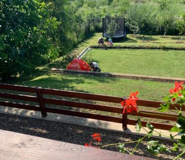Boldesti-Scaeni House | Inviting Retreat at Casuta de pe dealul Seciu with Hot Tub