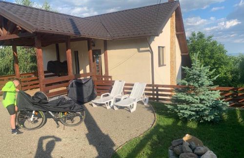 Boldesti-Scaeni House | Inviting Retreat at Casuta de pe dealul Seciu with Hot Tub