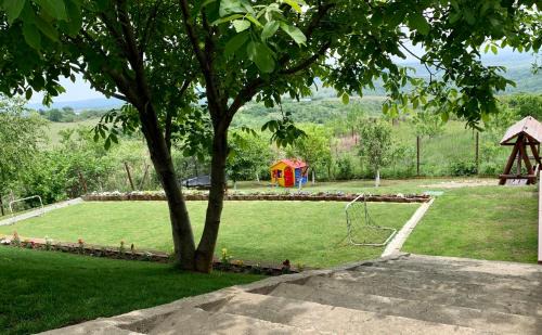 Boldesti-Scaeni House | Inviting Retreat at Casuta de pe dealul Seciu with Hot Tub