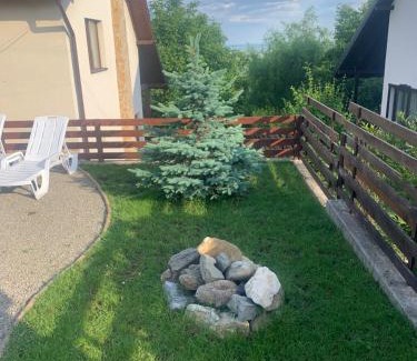 Boldesti-Scaeni House | Inviting Retreat at Casuta de pe dealul Seciu with Hot Tub