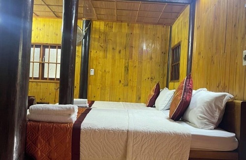 Cat Hai House | Cat Ba Mountain View: Relax by the Pool and Ocean Vista