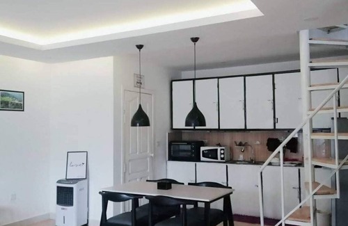 Sangkat Sla Kram House | Discover Cat's Hostel: Family-Friendly Stay with Kitchen Access