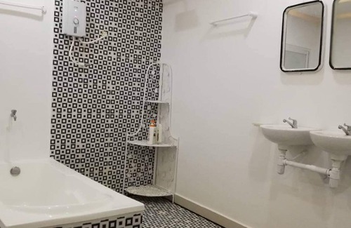 Sangkat Sla Kram House | Discover Cat's Hostel: Family-Friendly Stay with Kitchen Access