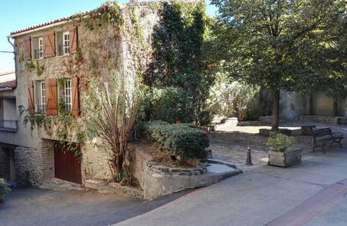 Rigarda Cottage | Cozy Catalan Cottage with Terrace and Lake Views