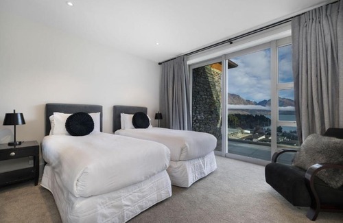 Queenstown City Centre Apartment | Remarkable Catalina Apartment 5: Wheelchair Accessible Retreat