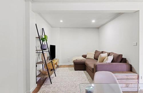 Rathmines House | Family-Friendly Catalina Bay Getaway with Pet Amenities