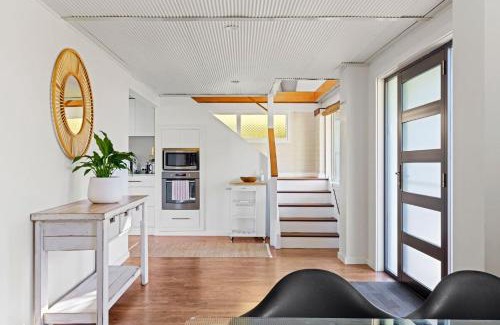 Rathmines House | Family-Friendly Catalina Bay Getaway with Pet Amenities