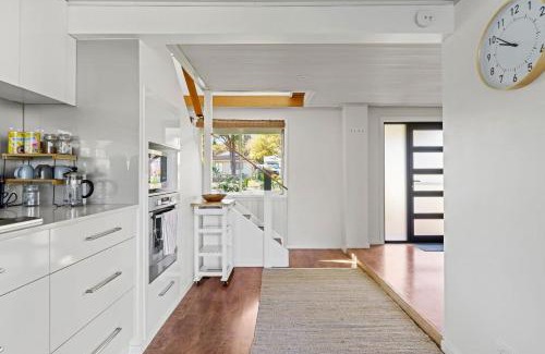 Rathmines House | Family-Friendly Catalina Bay Getaway with Pet Amenities