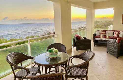 Villa Hermosa Apartment | Discover Catalina Bay: Family-Friendly with Pool Access