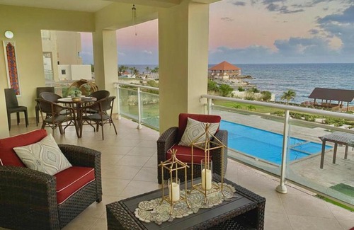 Villa Hermosa Apartment | Discover Catalina Bay: Family-Friendly with Pool Access