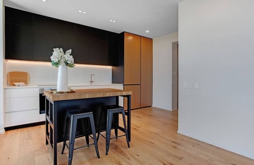 Greenhithe Apartment | Catalina Bay Sweet Escape with Carpark & Air-con