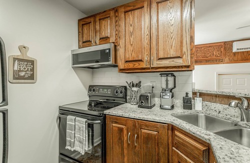 Graysville Apartment | Top-Rated Catalina Studio 102 with Free Parking & Amenities