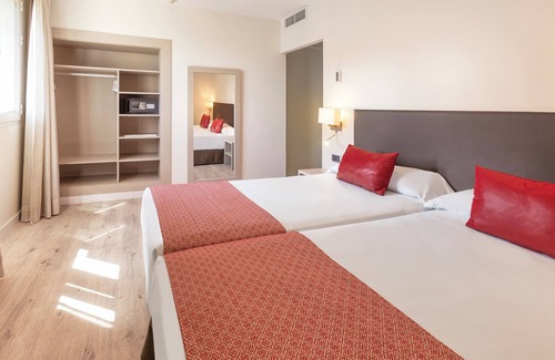 Santa Aurelia-Cantabrico-Atlantico-La Romeria Hotel | Discover Catalonia Híspalis: Pool, Spa & Family-Friendly