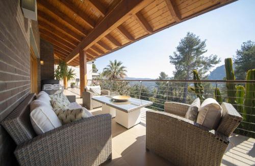 Torrelles de Llobregat Villa | Relax at Catalunya Casas: Infinity Pool & Scenic Views