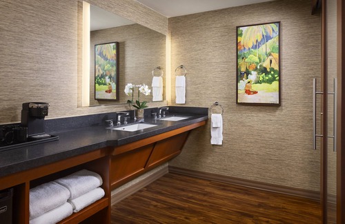 Crown Point Resort | Relax at Catamaran Resort and Spa with Ocean View Amenities