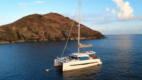 Colombier Boat Rental | CATAMARAN ZEPHYR EXPERIENCE EXCLUSIVE Navigation, diner, nuit, petit-déjeuner inclus