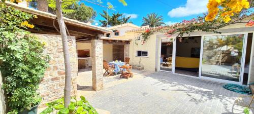 Vila Baleira House | Oceanfront Catavento: Guest Rated 9.1 with Breakfast