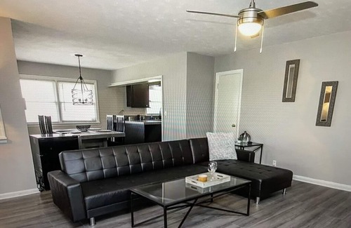 Jamestown House | Experience Relaxation at Catch and Unwind on Main