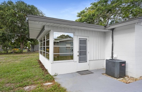 South Bradenton House | Relax and Unwind at Catch n' Relax Place with Ocean Views