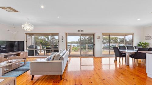 Lake Wangary House | Discover Catch of the Bay: Family-Friendly & 4-Star Comfort
