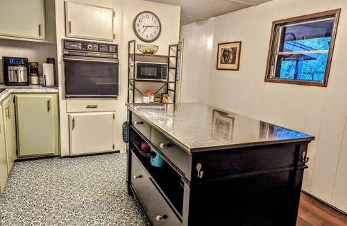 South Toledo Bend Cabin | Lakefront Hideaway with Spa, Bar & Firepit - Guest Rated 10/10
