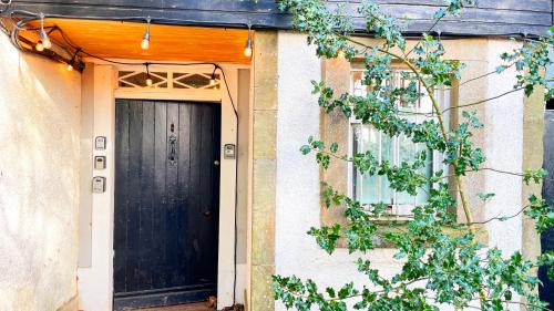 Gorebridge Apartment | Catcune Suite: Family-Friendly Retreat for Pet Lovers
