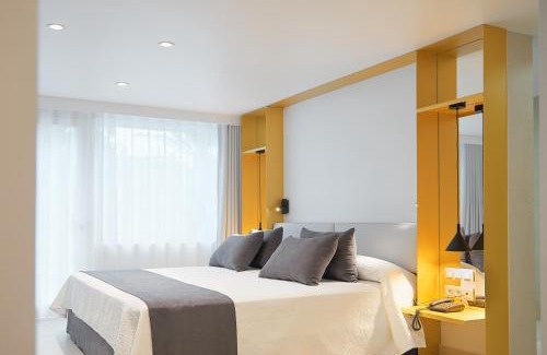 Almeria Centro Hotel | Elegant Catedral Almería: Poolside with Ocean Views