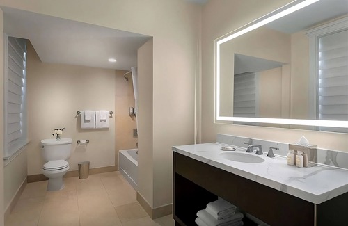 Central West End Hotel | Explore Cathedral Basilica of Saint Louis: Pool & Pet Friendly!