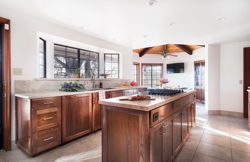 Templeton House | Discover Cathedral by AvantStay: Sauna, Pool Table & Scenic Views