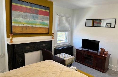 South Oakland Apartment | Explore Cato 5BR Home in Oakland, Perfect for Families