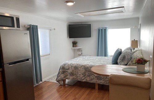 Denver Apartment | Picturesque Catskill Mountain Studio with Lake View & Pool