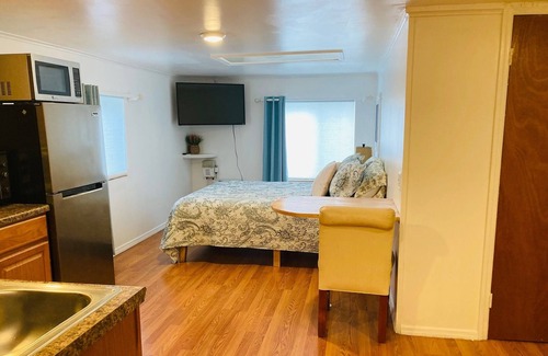 Denver Apartment | Picturesque Catskill Mountain Studio with Lake View & Pool