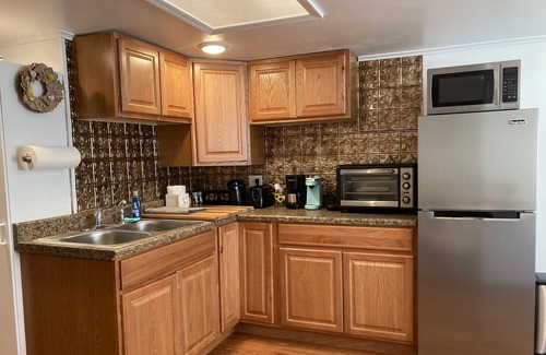 Denver Apartment | Picturesque Catskill Mountain Studio with Lake View & Pool
