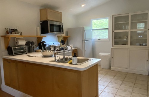 Shandaken Hotel | Inviting Catskill Seasons Inn: Pet-Friendly with Pool & Spa