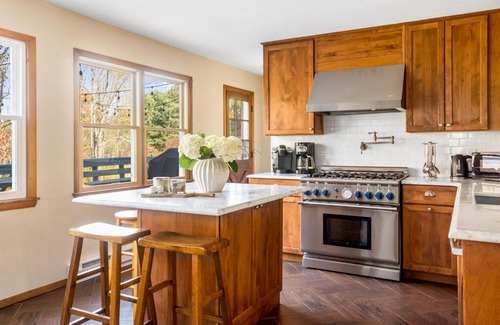 Narrowsburg House | Modern Colonial Getaway by the Delaware River in Catskills