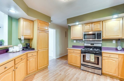 Loch Sheldrake House | Pet-Friendly New York Retreat with Balcony & Spa Access