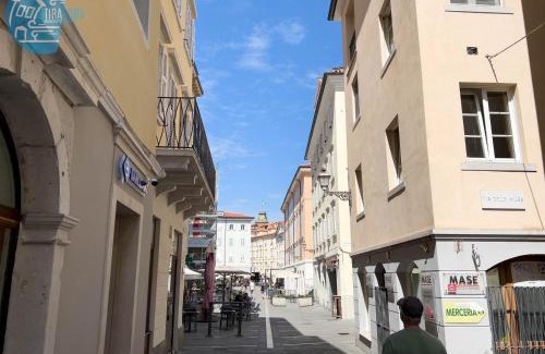 Citta Nuova-Barriera Nuova-San Vito-Citta Vecchia Apartment | Elegant Cattedrale 5 Tirabora: Family-Friendly with Hot Tub