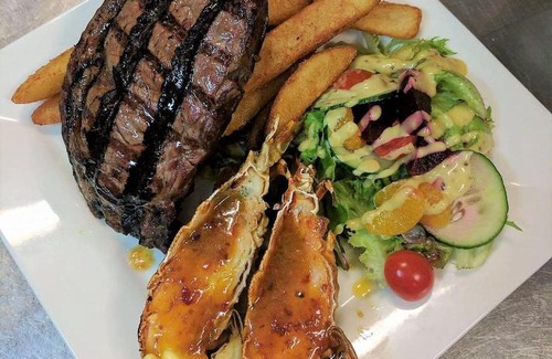 Richmond Hill Hotel | Enjoy Comfort at Cattleman's Rest Motor Inn with Pool & Kitchen