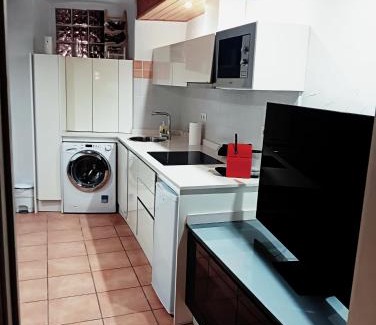 Old Town Apartment | Family-Friendly Cau d'en Magí - Highly Rated Retreat