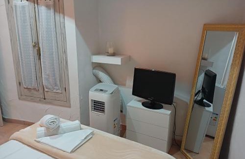 Old Town Apartment | Family-Friendly Cau d'en Magí - Highly Rated Retreat