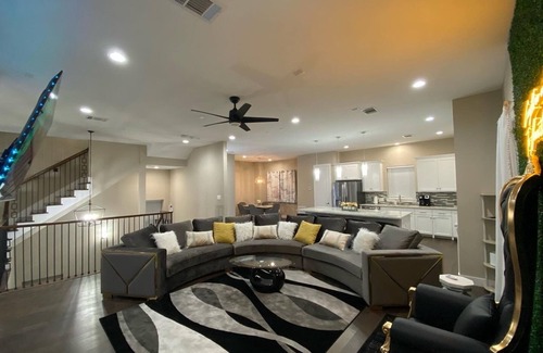 Riverside Terrace House | Experience Vibrant Houston: Hot Tub & Pool Near Downtown