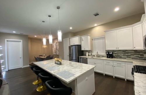 Riverside Terrace House | Experience Vibrant Houston: Hot Tub & Pool Near Downtown