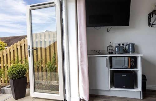 Ballymoney Apartment | Top-Rated Causeway Coast Retreats with Complimentary Breakfast