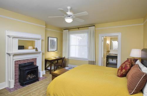 Sausalito Cabin | Elegant Cavallo Point: Pet-Friendly Retreat with Spa & Hot Tub